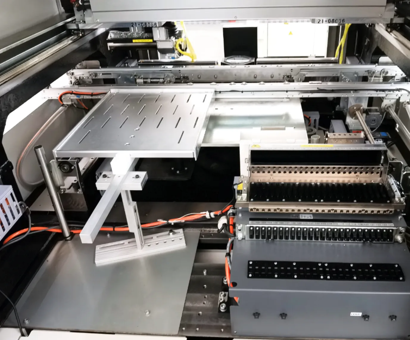 Internal structure of the Yamaha YSM10 mounter showing head and tray area
