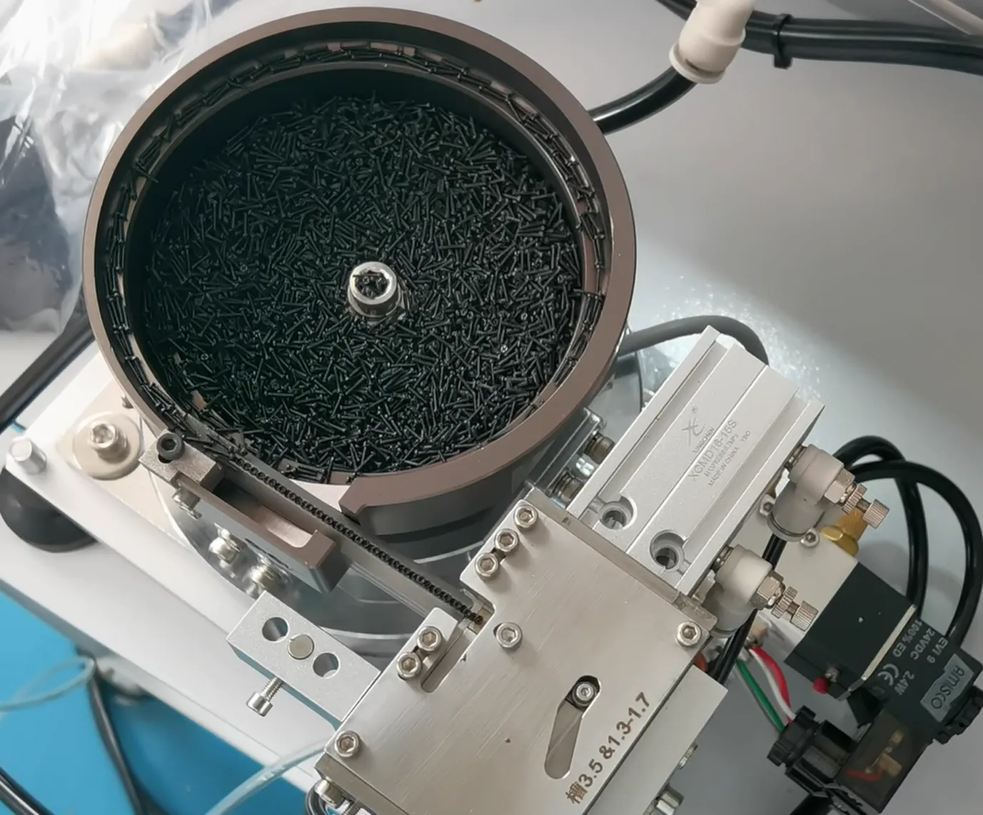 ZM320 blow-type screw feeding unit with vibrating disk