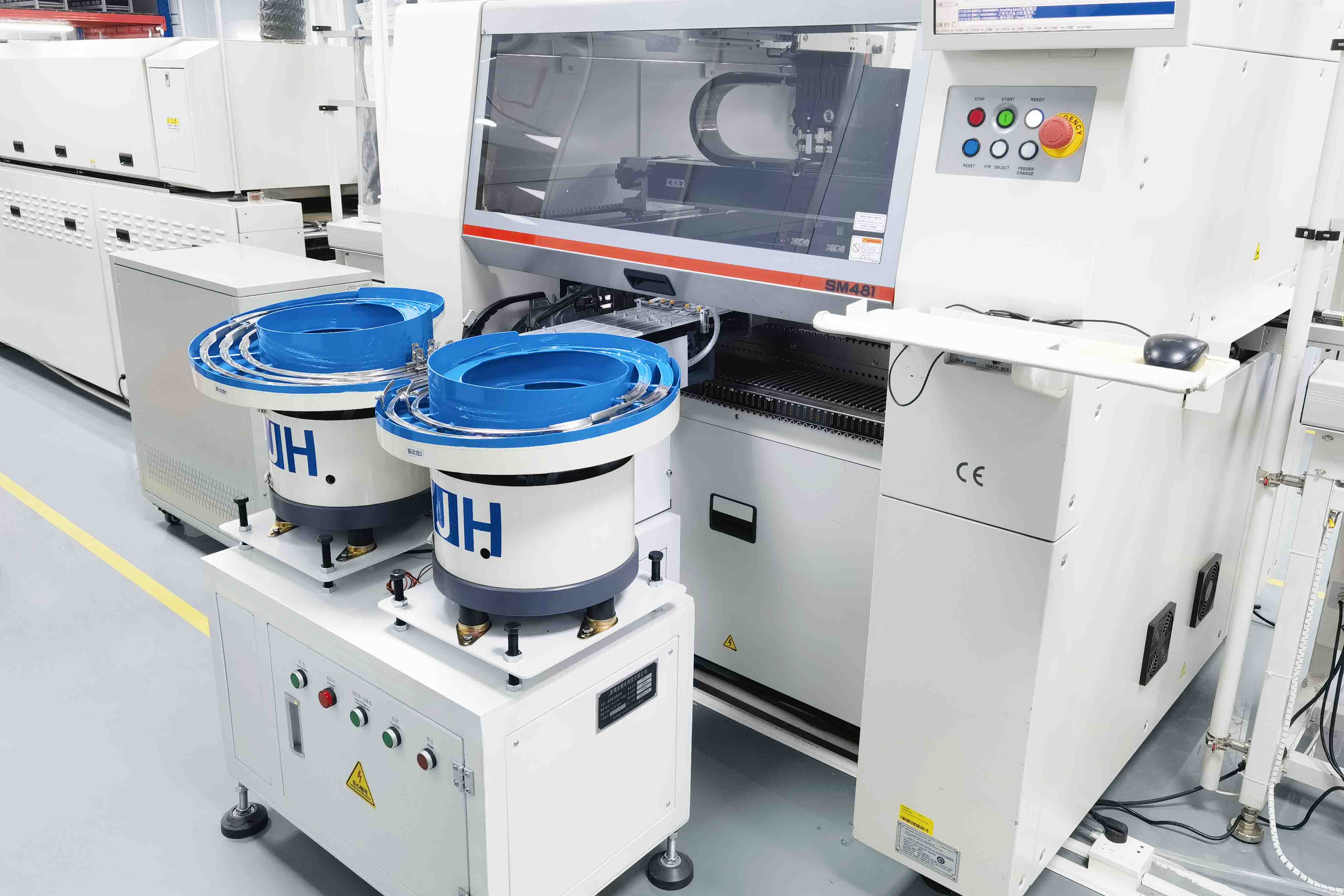 Lens vibrating bowl feeder fitted on a Hanwha pick-and-place line